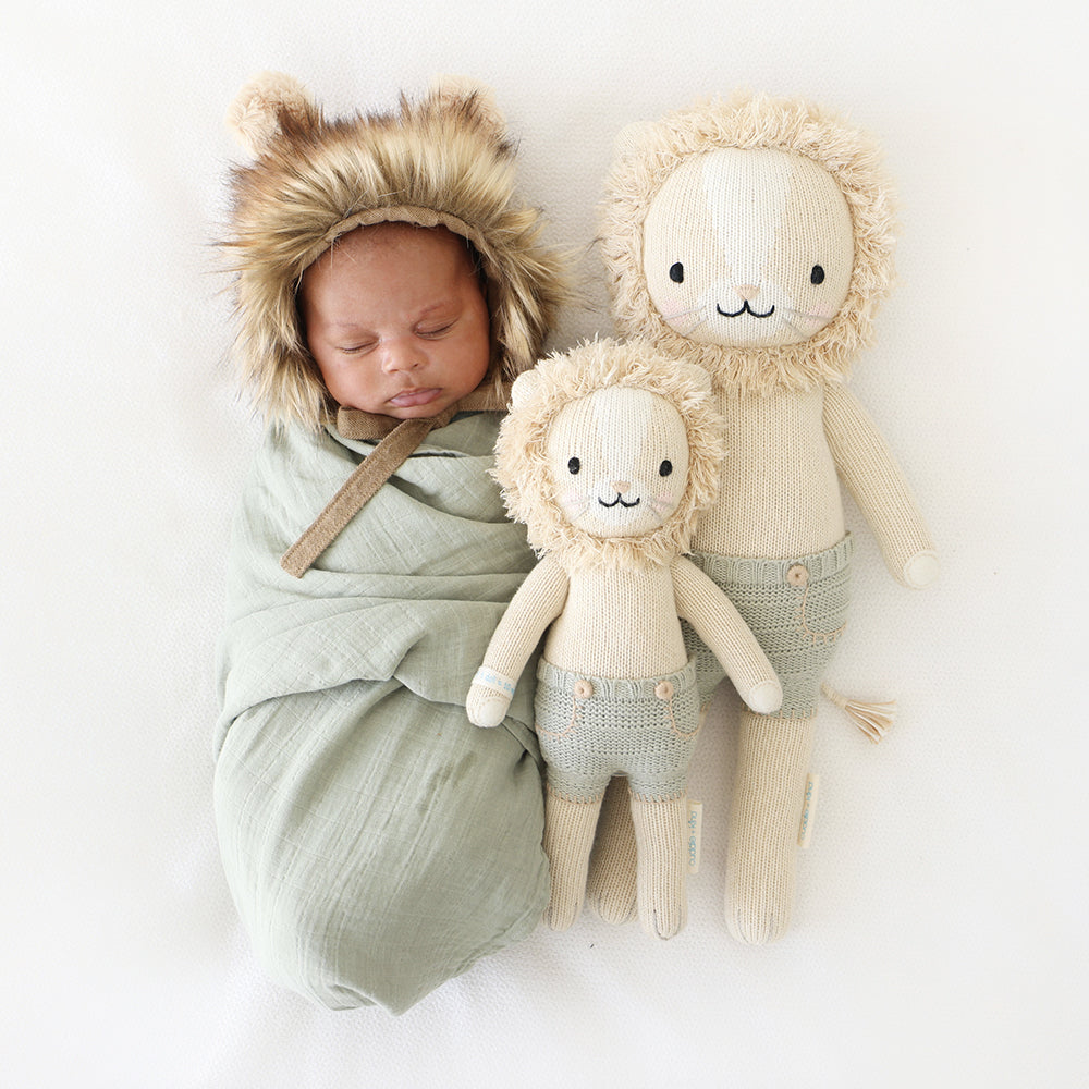 Sawyer the Lion - cuddle + kind