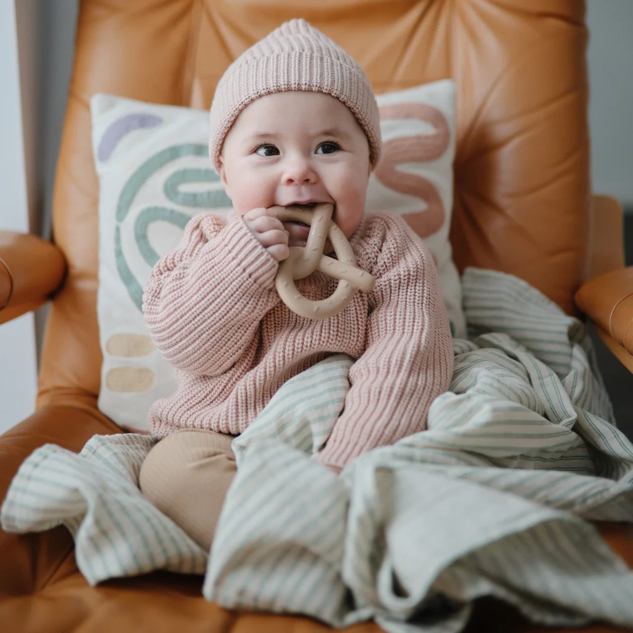 Pretzel Teether by mushie