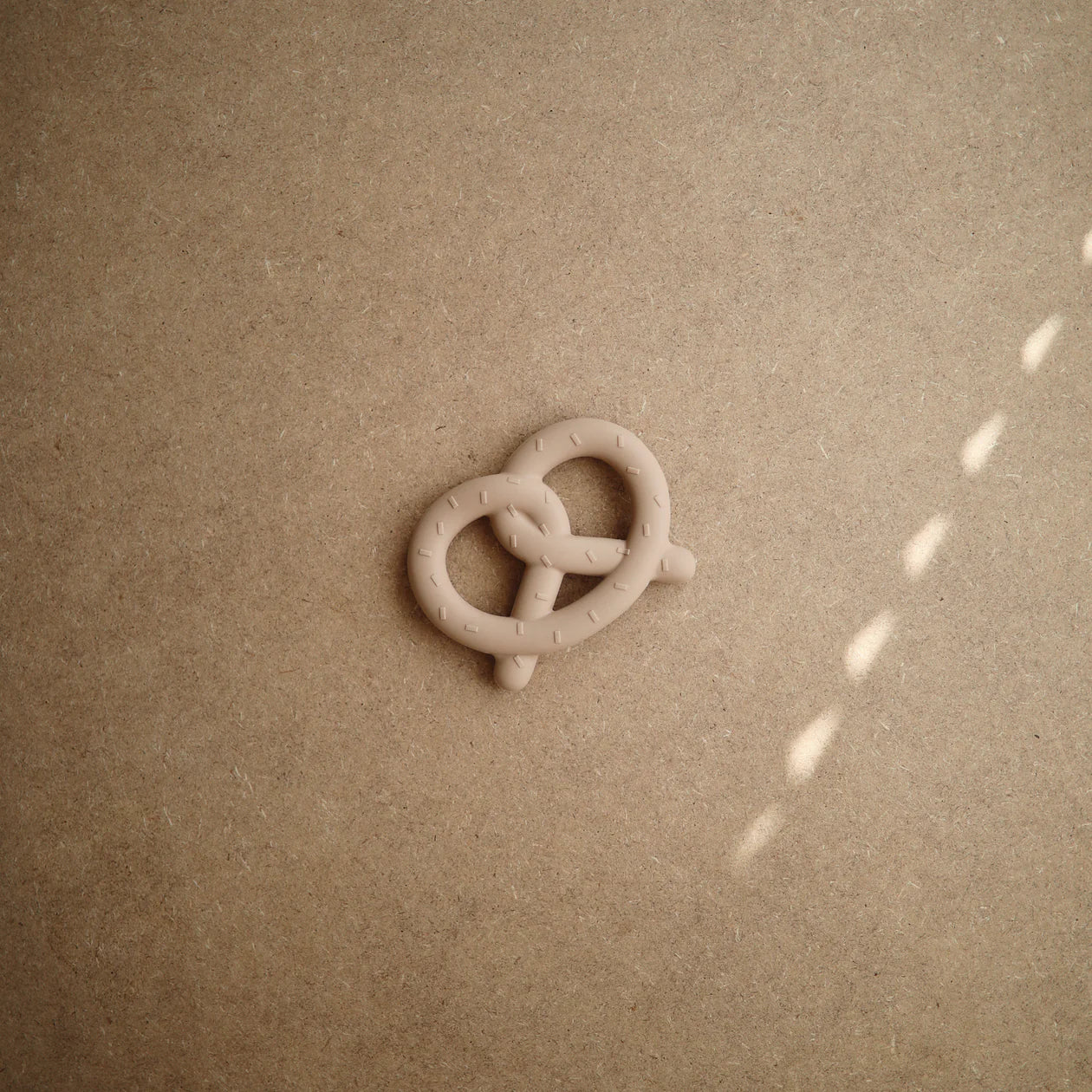 Pretzel Teether by mushie