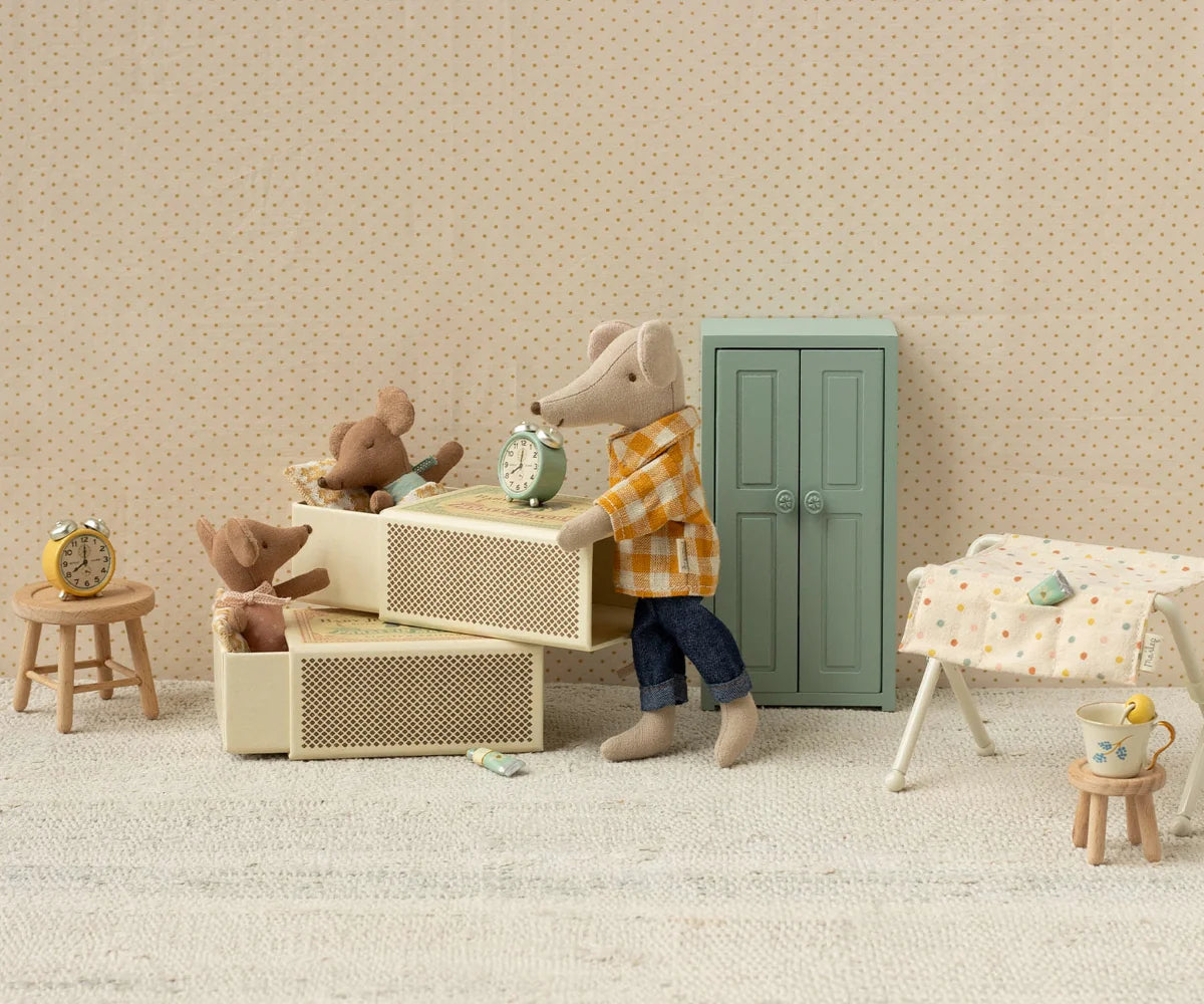 Babysitter, Mouse, Rose