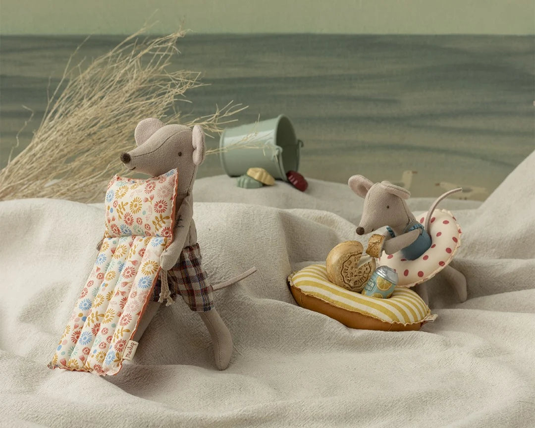 Beach Mouse with Air Mattress, Dad, Flower