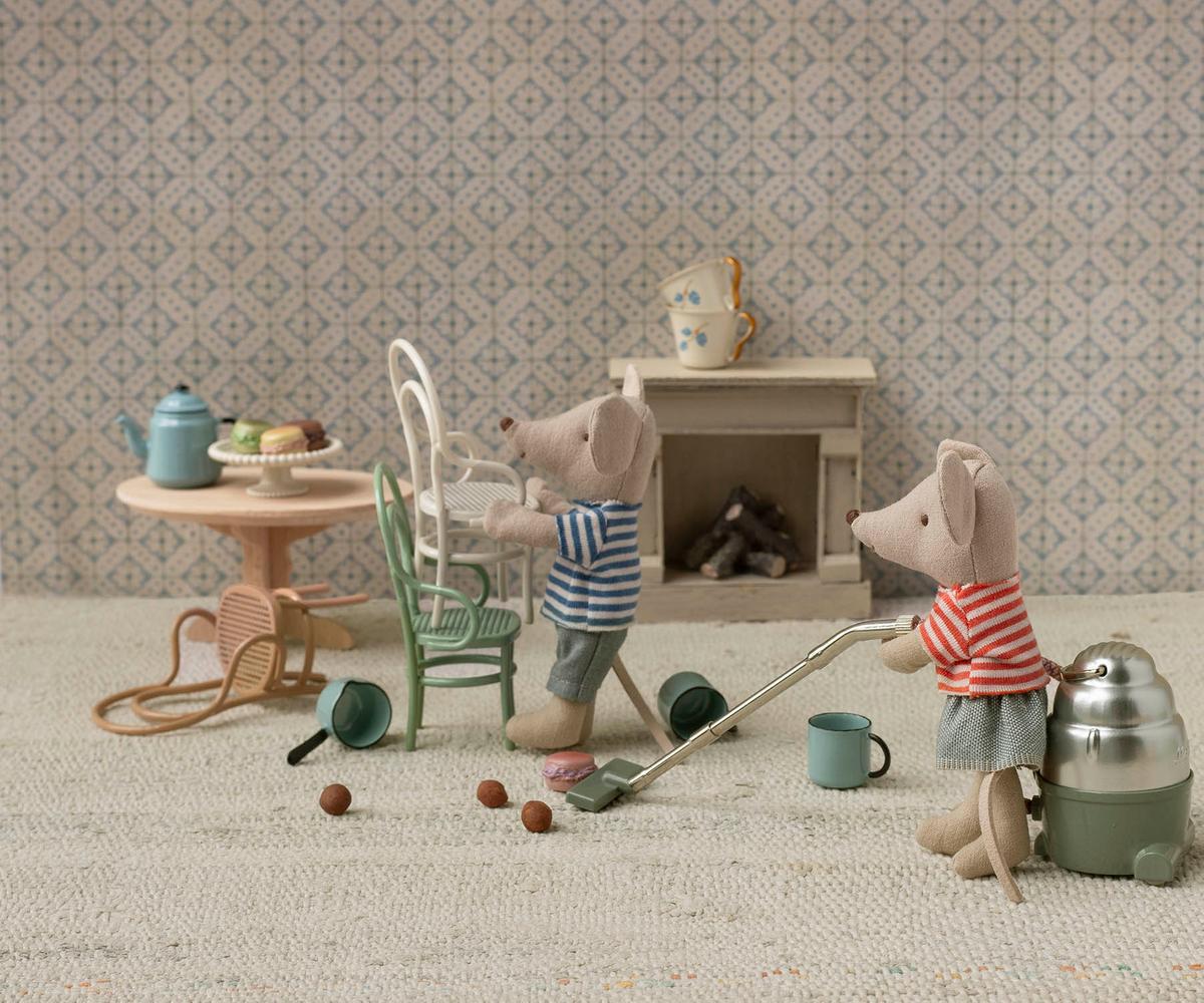 Madam Blue’s Favorites, Mouse