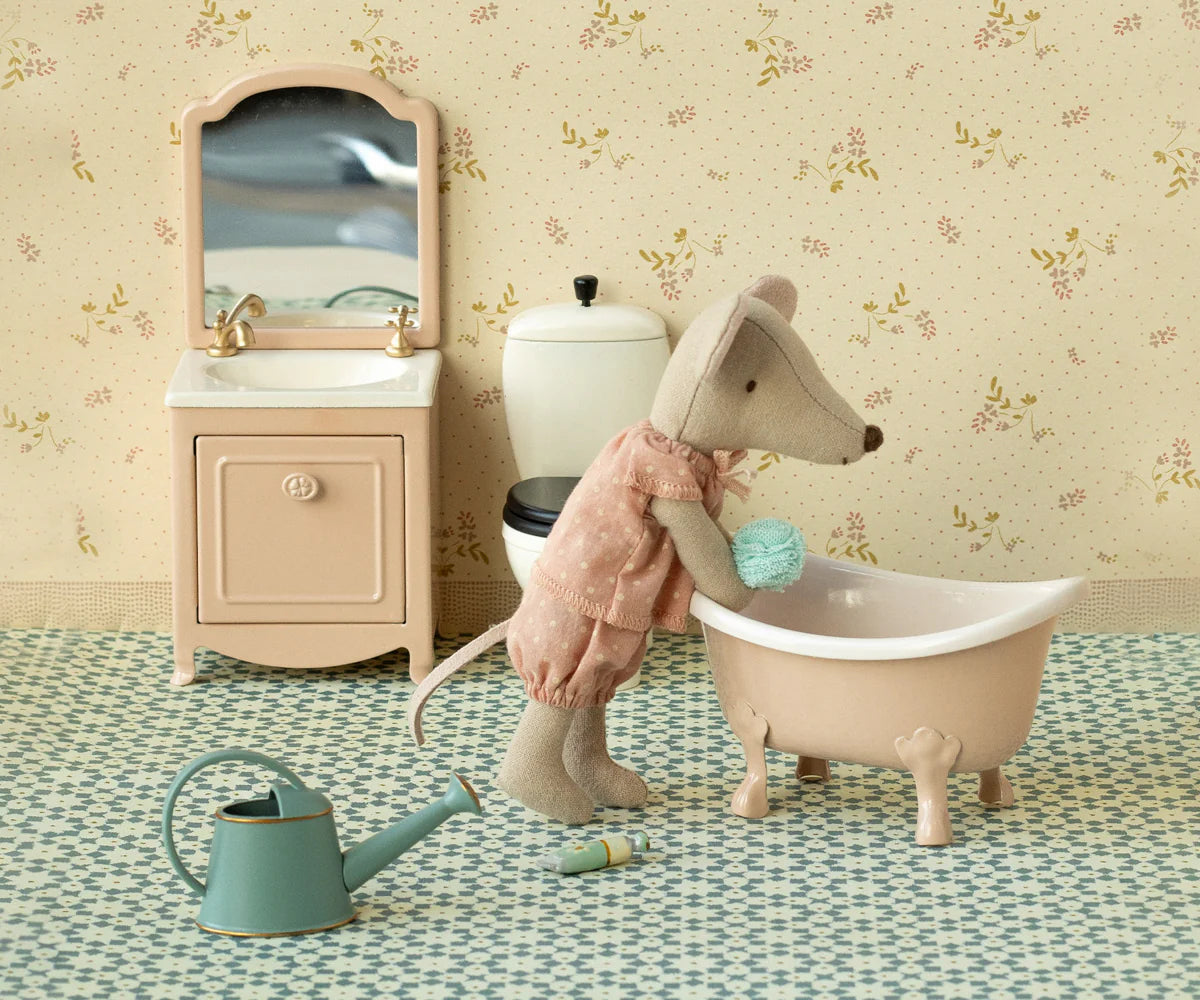 Bathtub, Mouse, Rose