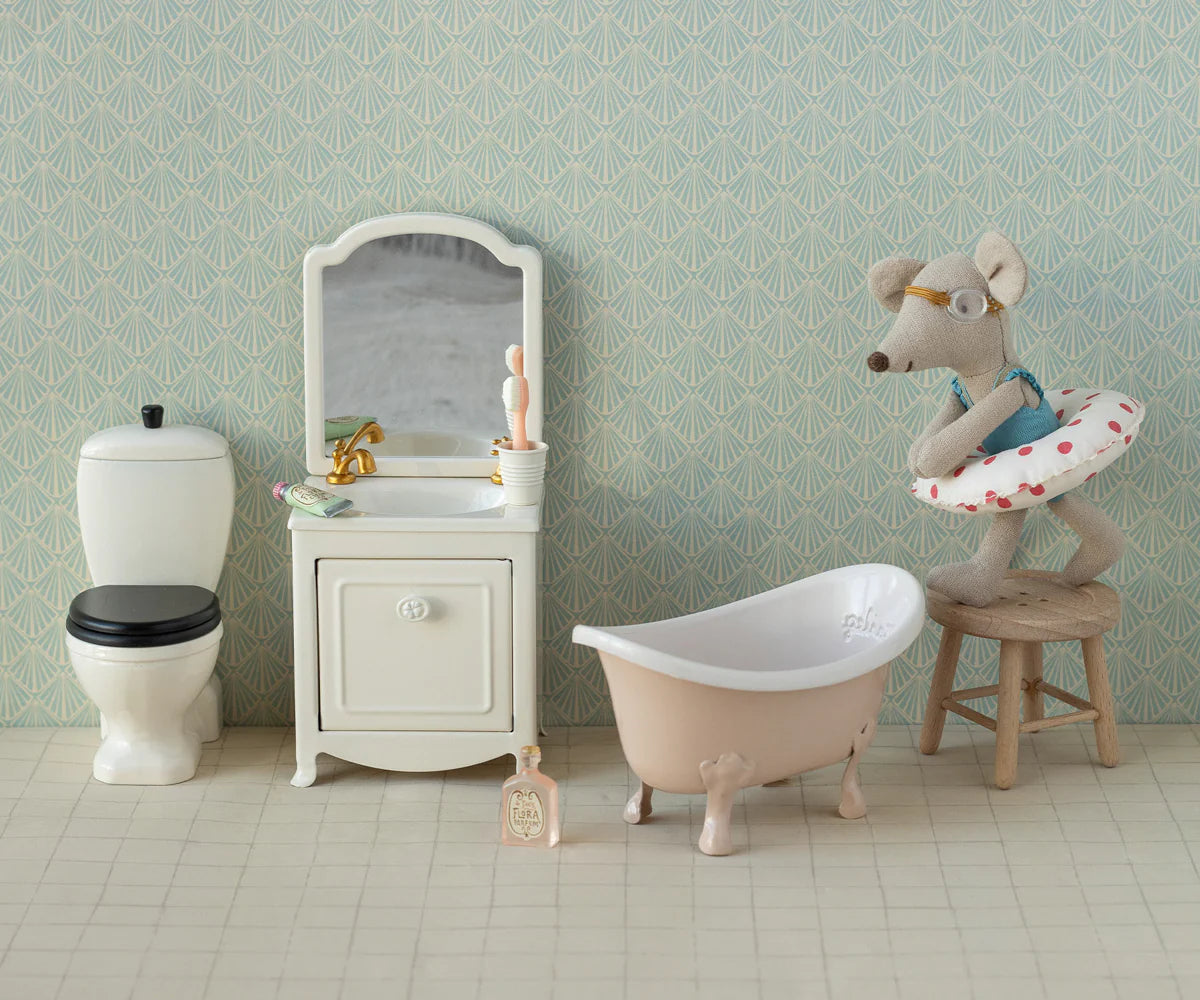 Bathtub, Mouse, Rose