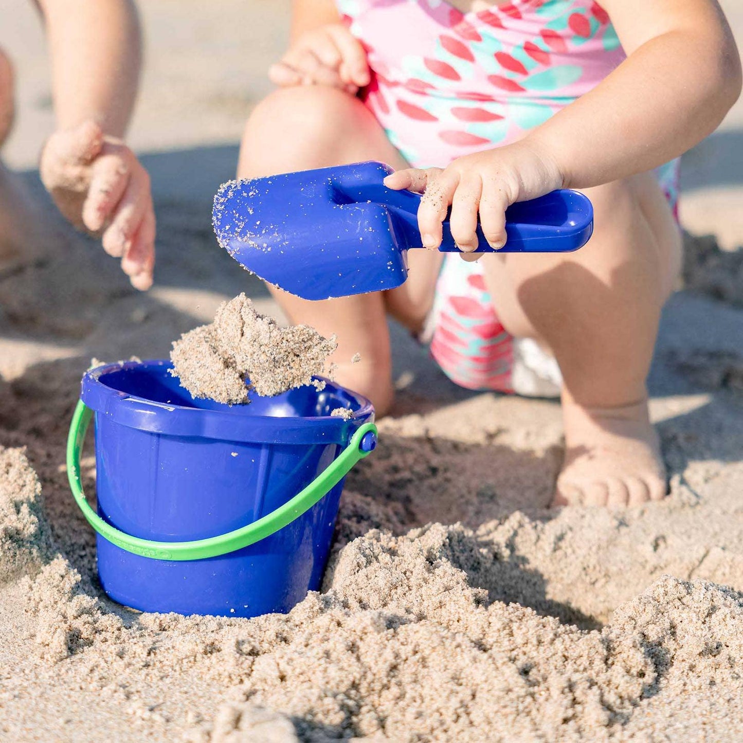 Small Scoop – Kids’ Beach & Sandbox Tool (Assorted Colors)